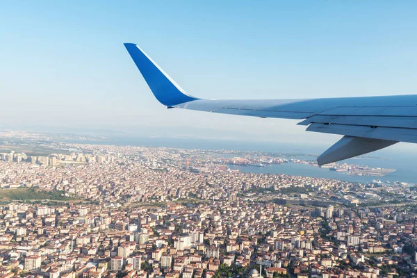 A panoramic top view from a n airplan of the beautiful city Istanbul and the Bosphorus under the blue sky. Banner, wallpaper concept. — Stock Photo, Image