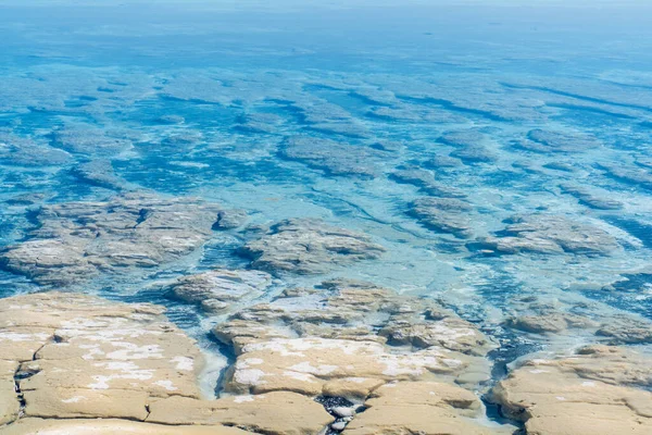 Il fondo e la superficie con acqua cristallina del lago Salda in Turchia. Turismo di viaggio concetto. — Foto Stock