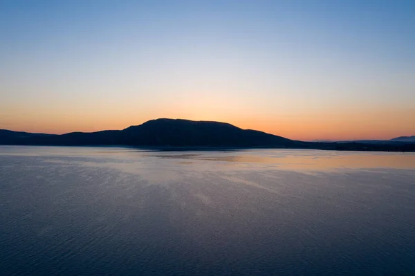 Veduta aerea di un lago di Salda con alba e sfondo collina silhouette. Turismo di viaggio concetto. — Foto Stock