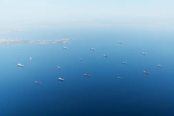 Horní pohled z letadla krásného města Istanbulský přístav se skupinou nákladních lodí.Dovoz a export koncept. — Stock fotografie
