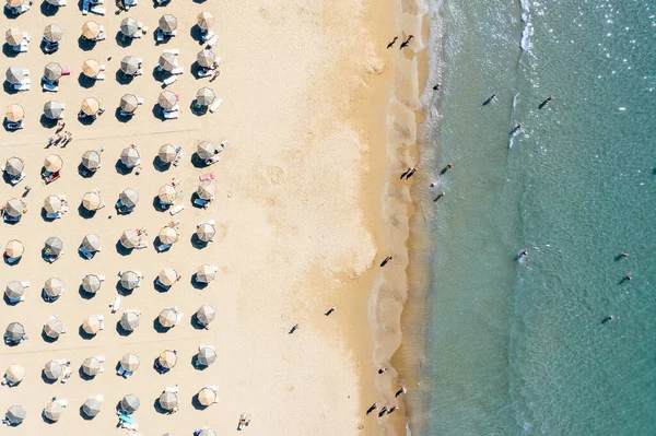 Vista aerea di una spiaggia sabbiosa poco profonda e ombrellone con ombrelloni. Turismo e vacanze concetto. — Foto Stock