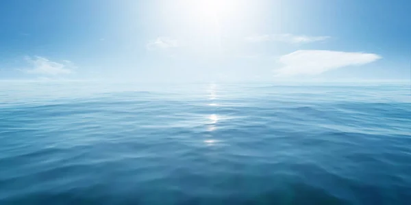 Superficie di primo piano di acqua di mare blu oceano calma con sole e nuvole dietro. Texture astratta di sfondo. — Foto Stock