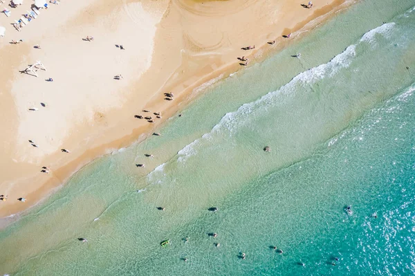 Veduta aerea di una spiaggia sabbiosa poco profonda e all'ombra del sole.Turismo e concetto di vacanza. — Foto Stock