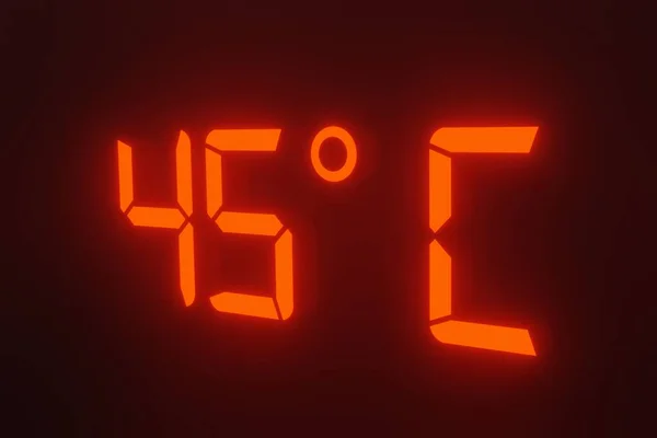 Цифровой дисплей термометра с измерением Цельсия. Концепция жаркой погоды — стоковое фото