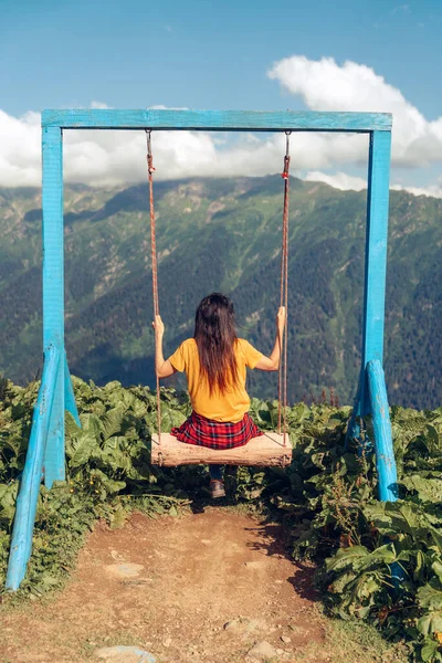 Belle femme balançant sur une balançoire à haute montagne profitant de la scène idyllique du paysage. Forêt magnifique et destinations de randonnée en Turquie. — Photo