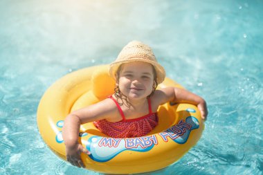Yüzüklü Yüzme Havuzu Çocuğu. Çocuklarla Yaz Tatili.