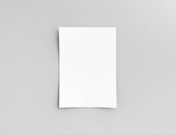 Papier suspendu ou carton sur un mur blanc pour information, affichage ou calendrier. Illustration 3D. — Photo