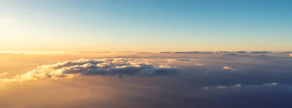 Una vista panorámica de la salida o puesta del sol y sobre todas las nubes bajo el cielo azul, Cielo y nubes bandera, concepto de fondo de pantalla. — Foto de Stock