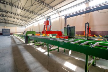 Modern otomatikleştirilmiş üretim hattı ve endüstriyel fabrika içindeki taşıma sistemi. Yüksek kalite fotoğraf