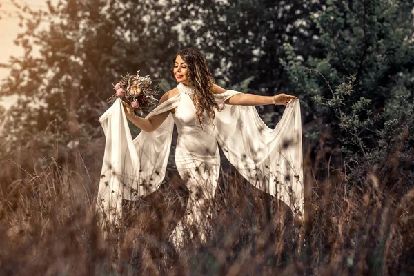 Belle Mariée Robe Mariée Mode Dans Jardin — Photo