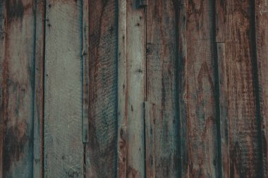 Tahtadan yapılmış duvarları kapatın.