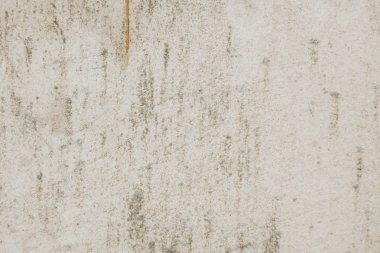 Her tarafta çizikler ve çatlaklar ile duvarın dokusu.