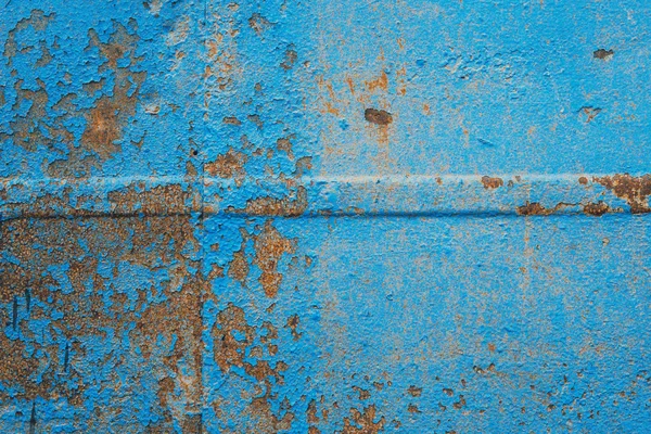 오래 된 그린 된 푸른 벽입니다. 배경. 런다운 치장 벽토 레이어 텍스처가 있는 갈라진 조각이 있는 초라한 벽. — 스톡 사진