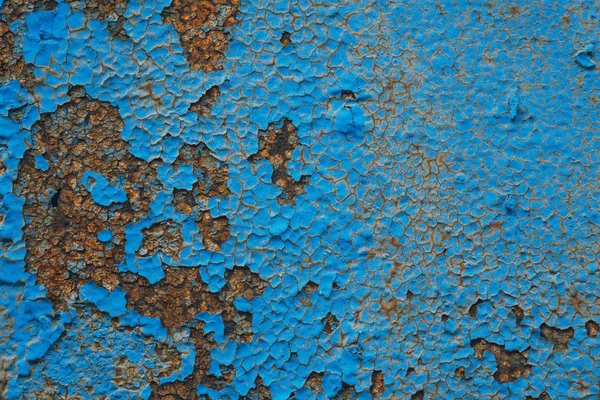 Alte bemalte blaue Wand. Hintergrund. Rissige, heruntergekommene Mauer mit heruntergekommener Stuckschicht. — Stockfoto