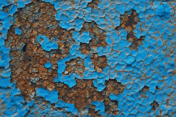 오래 된 그린 된 푸른 벽입니다. 배경. 런다운 치장 벽토 레이어 텍스처가 있는 갈라진 조각이 있는 초라한 벽. — 스톡 사진