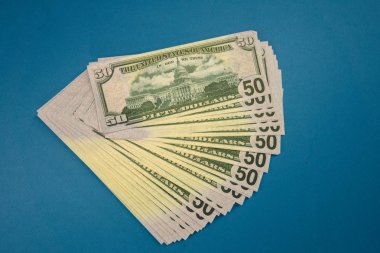 Mavi arka planda izole elli dolar banknotlar Paketi