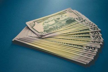 Mavi arka planda izole elli dolar banknotlar Paketi