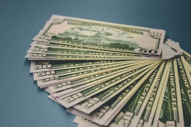 Mavi arka planda izole elli dolar banknotlar Paketi