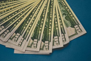 Mavi arka planda izole elli dolar banknotlar Paketi