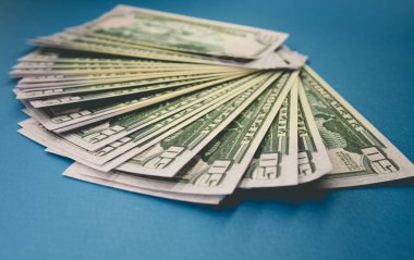Mavi arka planda izole elli dolar banknotlar Paketi