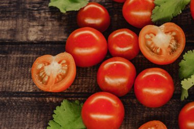 ahşap bir stand üzerinde lezzetli kiraz domates, ahşap arka plan