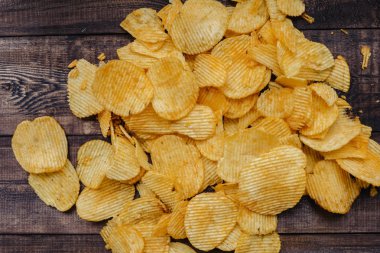 ahşap arka plan üzerinde gevrek patates cipsi. cips başladı