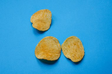 mavi arka plan üzerinde gevrek patates cipsi. nachos cips