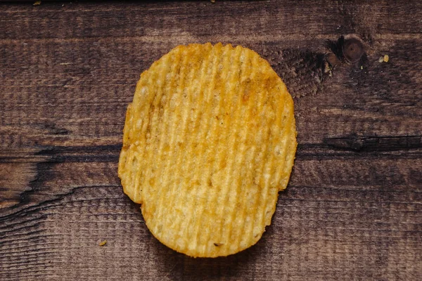 Krispig potatischips på trä bakgrund. chips startade — Stockfoto