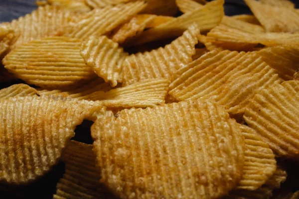 Papas fritas crujientes sobre fondo de madera. chips comenzaron — Foto de Stock