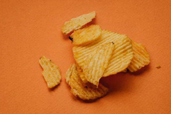 Papas fritas crujientes sobre fondo naranja. nachos chips — Foto de Stock