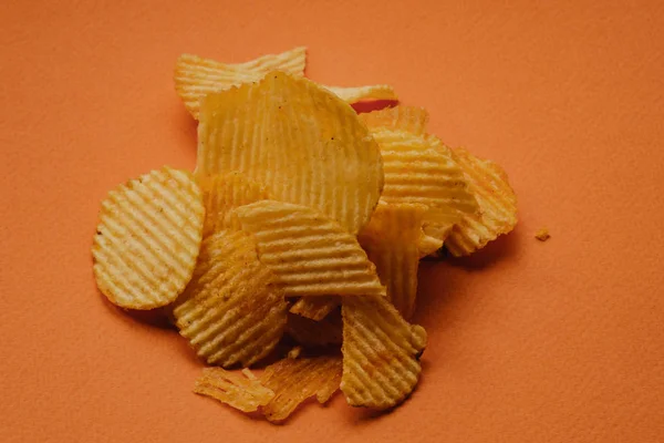 Papas fritas crujientes sobre fondo naranja. nachos chips — Foto de Stock