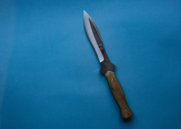 Cuchillo de caza sobre fondo azul monótono. cuchillo aislado — Foto de Stock