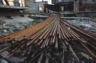 Metal yığını paslı destek çubukları.