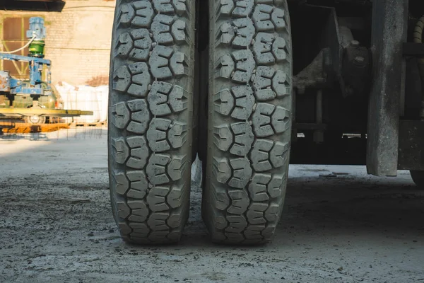 Rodas cravadas grandes de pneus de borracha duráveis trator amarelo — Fotografia de Stock