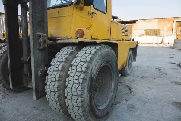 Große Stachelräder des gelben Traktors langlebige Gummireifen — Stockfoto