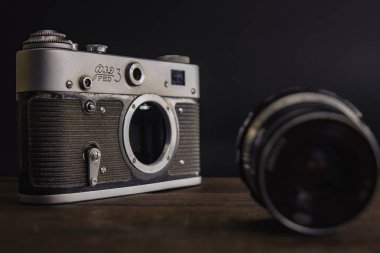 ahşap arka plan üzerinde lens ile eski vintage sovyet kamera
