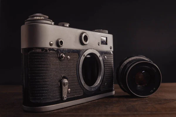 Starobyletý sovětský fotoaparát s objektivem na dřevěném pozadí — Stock fotografie