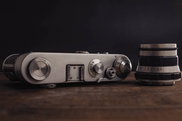 Ahşap arka plan üzerinde lens ile eski vintage sovyet kamera — Stok fotoğraf