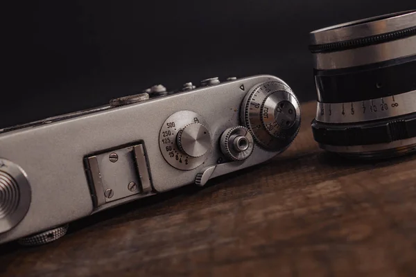 Vecchia macchina fotografica sovietica vintage con obiettivo su sfondo di legno — Foto Stock