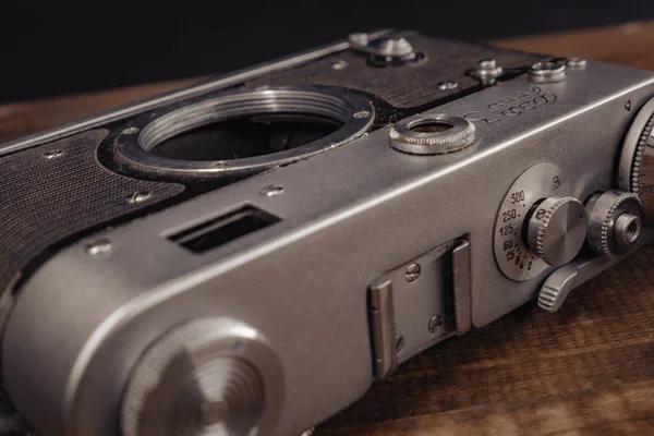 Vieja cámara soviética vintage con lente sobre fondo de madera — Foto de Stock