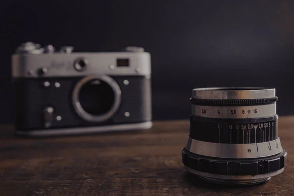 Ahşap arka plan üzerinde lens ile eski vintage sovyet kamera — Stok fotoğraf