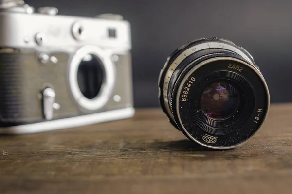 Oude vintage Sovjet-camera met lens op houten achtergrond — Stockfoto