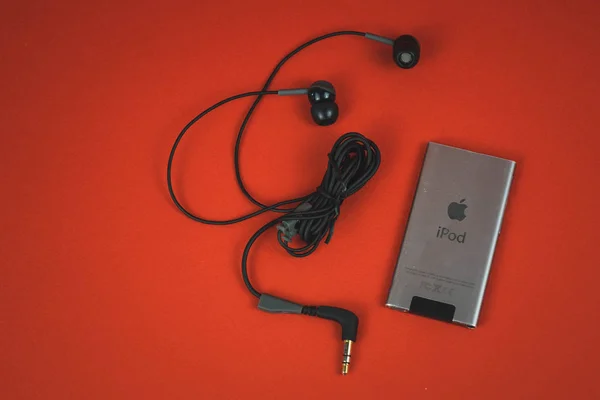 ВОРОНЕЖ, РОССИЯ - 30 апреля 2019 года: Новый аудиоплеер iPod и наушники распакованы в первый день после покупки. Problem by Apple Inc . — стоковое фото