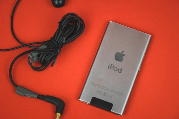 ВОРОНЕЖ, РОССИЯ - 30 апреля 2019 года: Новый аудиоплеер iPod и наушники распакованы в первый день после покупки. Problem by Apple Inc . — стоковое фото