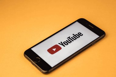 Voronej. Rusya - 03 Mayıs 2019: Turuncu arka planda, logolu Youtube ile yepyeni Apple iphone 7. Youtube popüler online video paylaşım web sitesi, 14 Şubat 2005 yılında kurulmuştur.