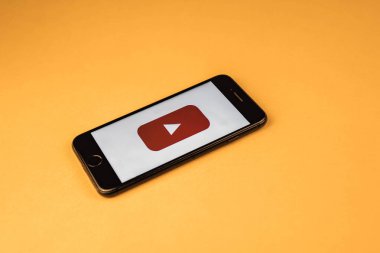 Voronej. Rusya - 03 Mayıs 2019: Turuncu arka planda, logolu Youtube ile yepyeni Apple iphone 7. Youtube popüler online video paylaşım web sitesi, 14 Şubat 2005 yılında kurulmuştur.