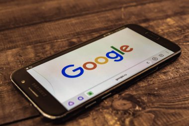 Voronej. Rusya Federasyonu - 3 Mayıs 2019: Akıllı telefon ekranında Google logosu. Google bir Amerikan teknoloji ve online hizmetler şirketidir. Açıklayıcı editoryal.