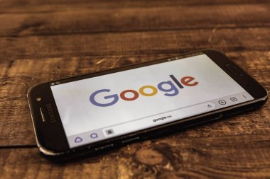 Voronej. Rusya Federasyonu - 3 Mayıs 2019: Akıllı telefon ekranında Google logosu. Google bir Amerikan teknoloji ve online hizmetler şirketidir. Açıklayıcı editoryal.