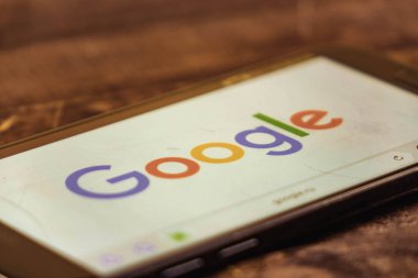 Voronej. Rusya Federasyonu - 3 Mayıs 2019: Akıllı telefon ekranında Google logosu. Google bir Amerikan teknoloji ve online hizmetler şirketidir. Açıklayıcı editoryal.