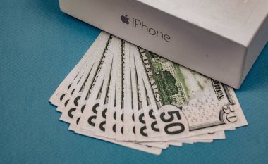 Voronej Rusya - 3 Mayıs 2019. Apple Inc. logosu ve mavi arka planda elli dolarlık banknotlar.